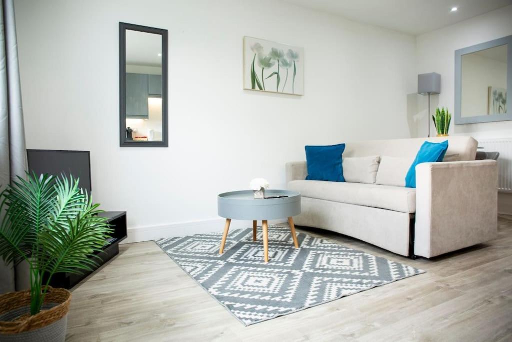 Bridge House Apartments - Free Parking Shottery 외부 사진