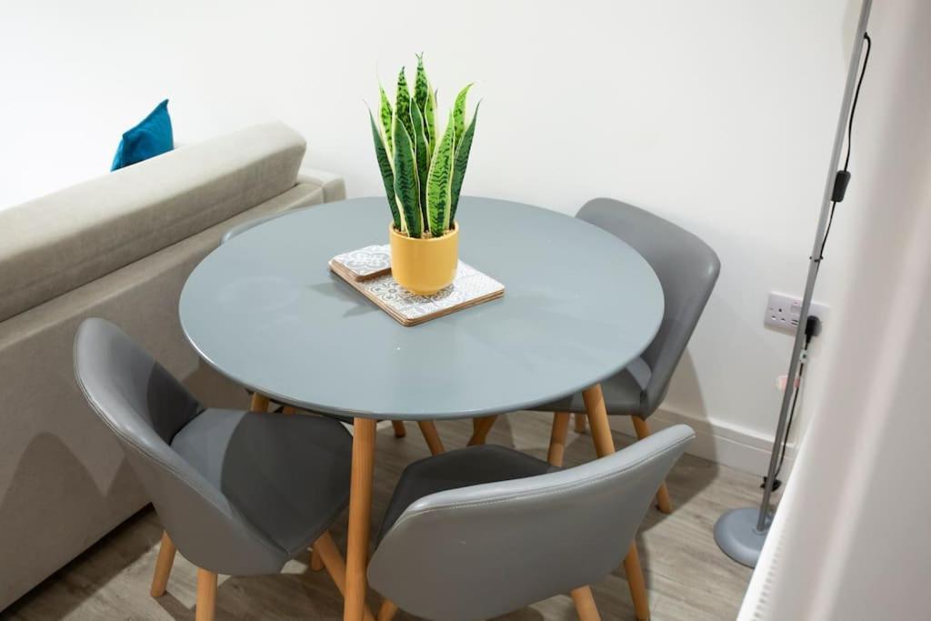 Bridge House Apartments - Free Parking Shottery 외부 사진