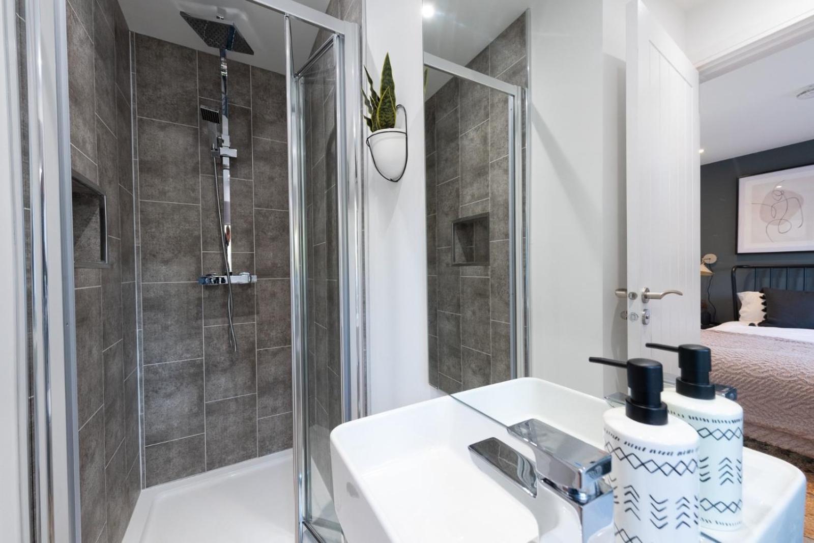 Bridge House Apartments - Free Parking Shottery 외부 사진